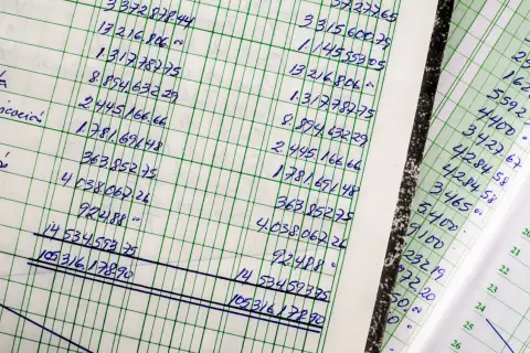 Zapiski księgowe, liczby i sumy. Czy to kpir co to? Księga przychodów i rozchodów, gdzie każdy wpis ma znaczenie.
